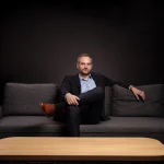 business foto, profesní fotografie, muž sedící na gauči